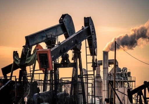 النفط يتراجع بفعل مخاوف من زيادة المعروض وسلالة كورونا الجديدة
