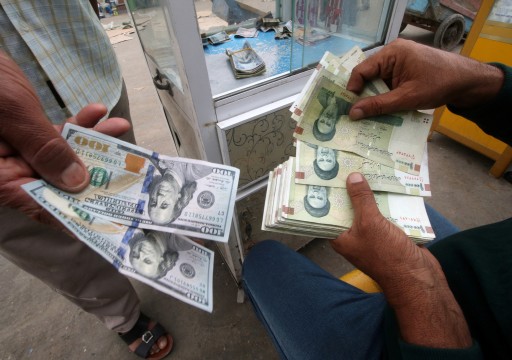 تراجع جديد للريال الإيراني أمام الدولار في ظل معاناة الاقتصاد