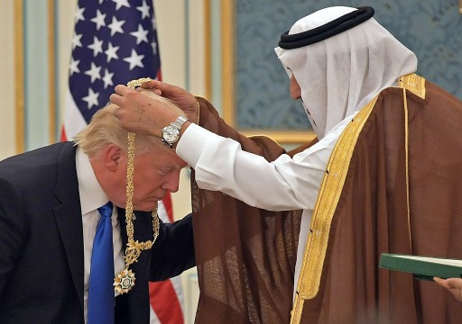 تقرير: الأسرة السعودية الحاكمة أهدت ترامب فراءً "مزيفاً" لحيوانات مهددة بالانقراض