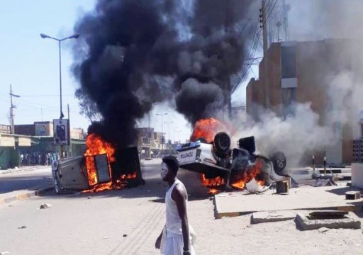 السودان: التظاهرات تصل إلى قصر البشير… وسقوط ثمانية قتلى