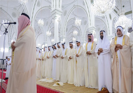 حاكم عجمان يؤدي صلاة عيد الفطر في ساحة قصر الزاهر