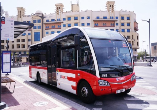 طرق دبي تخفض السرعة في عدد من الشوارع وتعتزم تطوير مسارات خطوط الحافلات