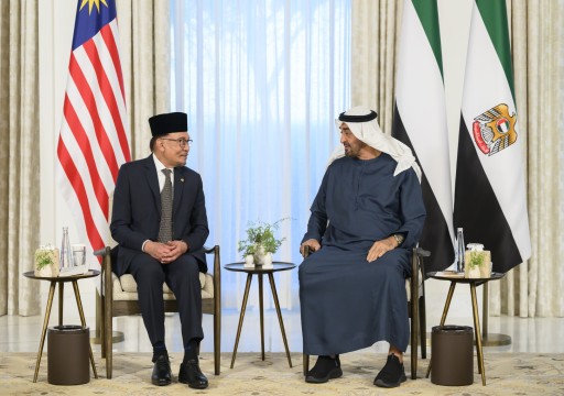 رئيس الدولة يبحث مع رئيس وزراء ماليزيا قضايا إقليمية ودولية