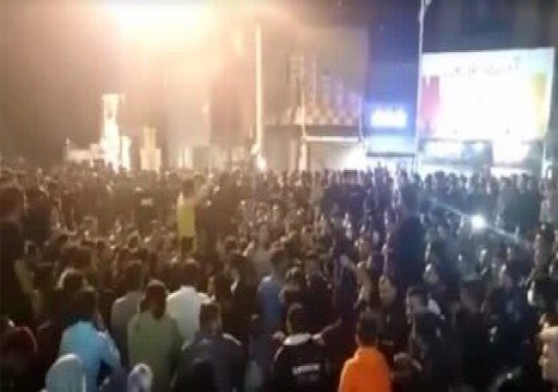 احتجاجات في عدة مدن إيرانية منددة برفع أسعار الوقود