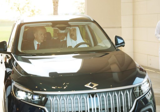 أمير قطر يستقبل الرئيس التركي بمراسم رسمية.. وأردوغان يهديه سيارة "توغ" التركية