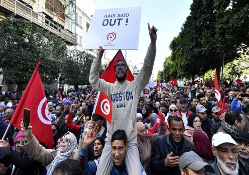 في ذكرى الثورة التونسية.. آلاف المحتجين يطالبون بـ”رحيل سعيّد”