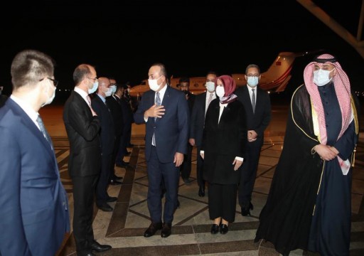 وزير خارجية تركيا يصل الكويت بمستهل جولته الخليجية