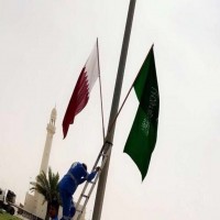 علم قطر يرفرف بالخبر السعودية قبيل انعقاد القمة العربية