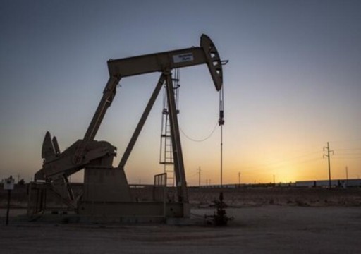 النفط يهوي بما يقارب خمسة دولارات مع دعوة بايدن لخفض الضرائب على الوقود