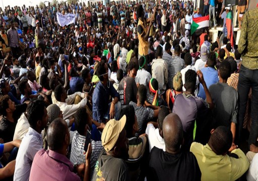 المجلس العسكري السوداني يحاول فض الاعتصام السلمي.. والثوار يتحدّون