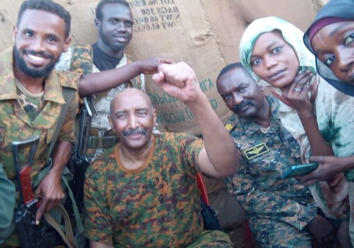 ظهور نادر لقائد الجيش السوداني وسط جنود ومدنيين بأم درمان