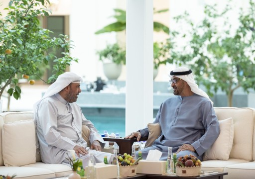 رئيس الدولة يبحث مع وزير دفاع الكويت تعزيز التعاون بين البلدين
