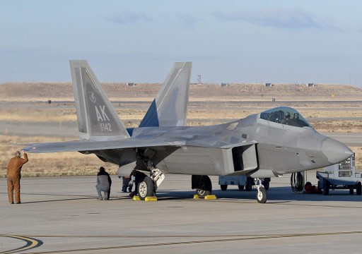 الولايات المتحدة ترسل سربا من مقاتلات "F-22" المتطورة إلى الإمارات