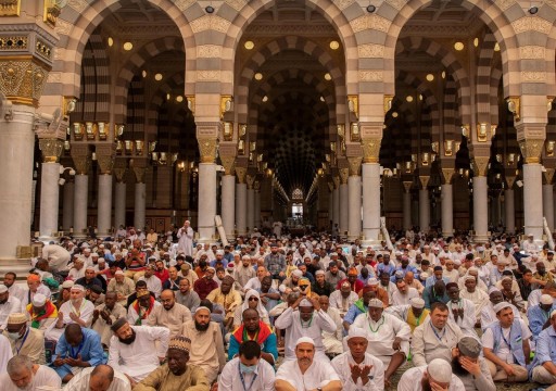 آلاف الحجاج يصلون الجمعة بالمسجد النبوي قبيل أداء المناسك
