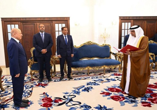 رئيس المجلس الرئاسي اليمني يتسلم أوراق اعتماد سفير أبوظبي الجديد