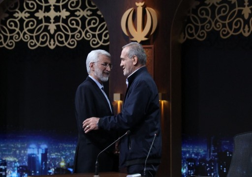 الإيرانيون يصوتون لحسم السباق الرئاسي في جولة الإعادة بين جليلي وبزكشيان