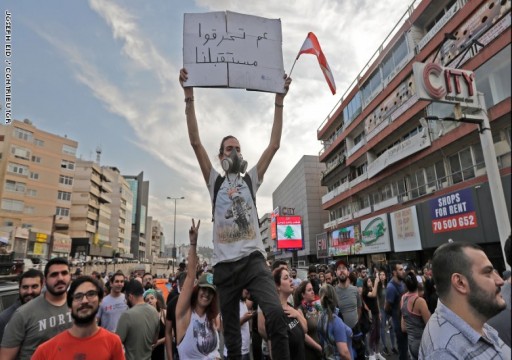لبنانيون يطالبون بالتغيير رغم استقالة حكومة دياب