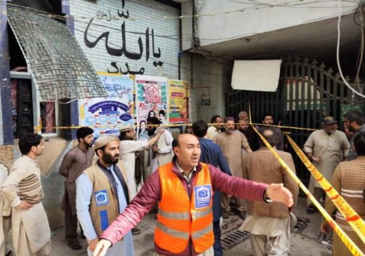 56 قتيلا وعشرات الجرحى في انفجار داخل مسجد غربي باكستان