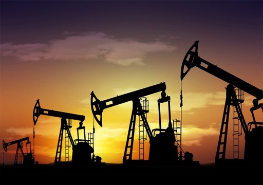 تباين أسعار النفط مدفوعة بآمال تحسن الطلب وضغوط كورونا