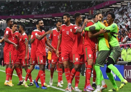 عُمان تهزم البحرين وتصطحب قطر إلى ربع نهائي كأس العرب