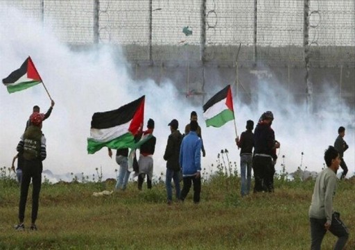 الاحتلال الإسرائيلي يطلق قنابل غاز على متظاهرين قرب سياج غزة