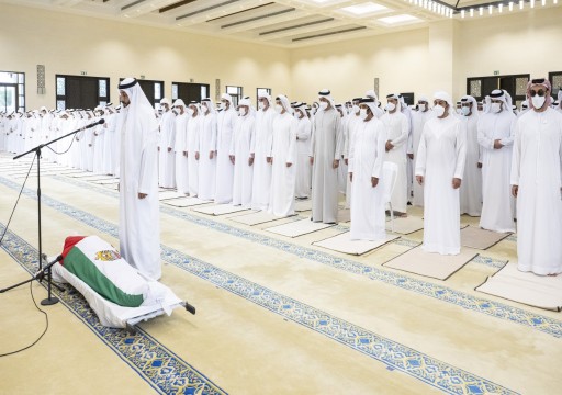 بالصور.. شيوخ آل نهيان يؤدون صلاة الجنازة على روح فقيد الوطن الشيخ خليفة بن زايد