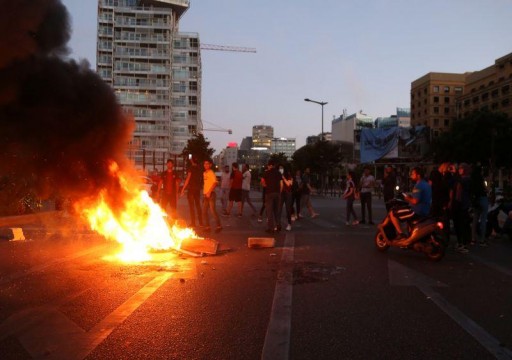 محتجون لبنانيون يغلقون الطرق بالإطارات المشتعلة بعد انهيار الليرة