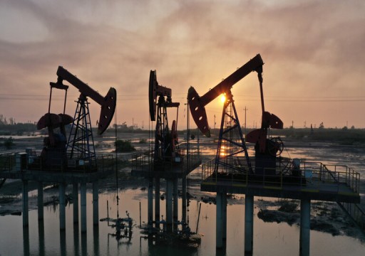 النفط يستقر قرب أعلى مستوى له في ثلاثة أشهر ومؤشرات على تراجع الإمدادات