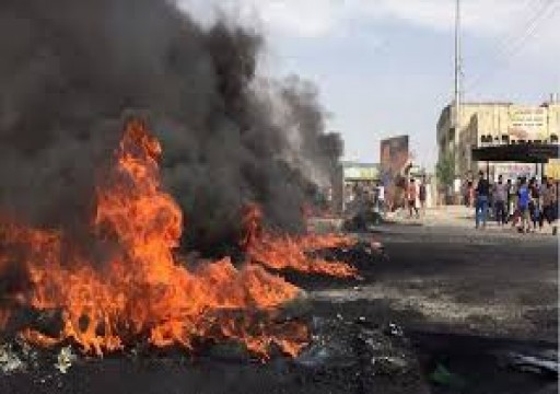 محتجون عراقيون يضرمون النيران في مكاتب أحزاب ردًا على اغتيال ناشط