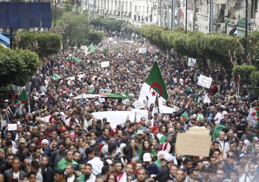 الجزائر.. مئات الآلاف يتظاهرون في الجمعة الرابعة ضد بوتفليقة