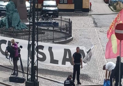 الدنمارك تستفز المسلمين مجدداً.. متطرفون يحرقون مصحفا أمام السفارة المصرية