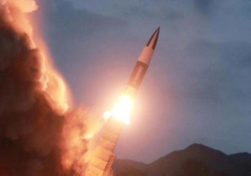 كوريا الشمالية تطلق صاروخين باليستيين واليابان تعقد اجتماعا طارئا لمجلس أمنها