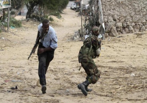 "رويترز": الشباب المجاهدين تهاجم قاعدتين عسكريتين للجيش الصومالي