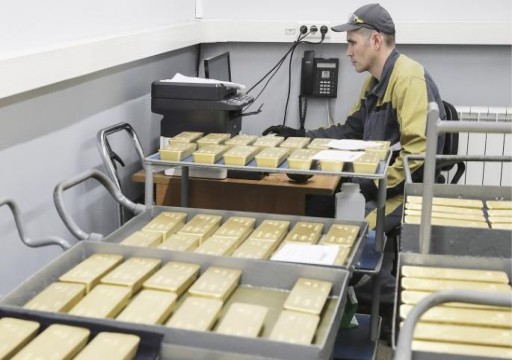 الذهب يصمد على ارتفاعه والأسهم تتراجع وسط الأزمات العالمية