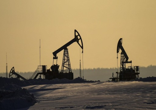 النفط يرتفع بفضل التراجع المتوقع للمخزونات الأمريكية