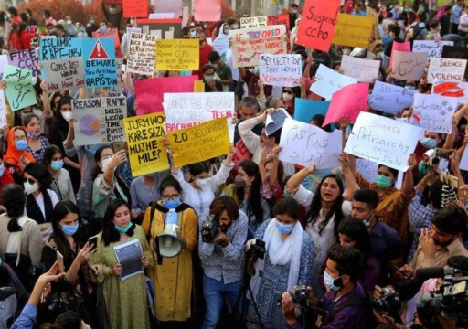وسط دعوات لإقالة كبير المحققين.. غضب عارم بسبب اغتصاب جماعي لأم باكستانية