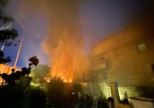 محتجون يضرمون النار بالسفارة السويدية في بغداد