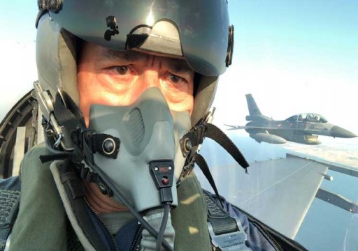 بطائرة “إف-16”.. وزير الدفاع التركي يحلّق فوق بحر إيجه
