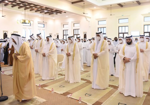 حاكم أم القيوين يؤدي صلاة عيد الفطر بمسجد الشيخ أحمد بن راشد المعلا بمنطقة الراس