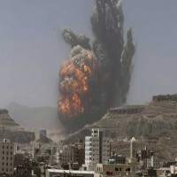 انفجارات عنيفة تهز صنعاء جراء غارات جوية للتحالف على مواقع الحوثيين