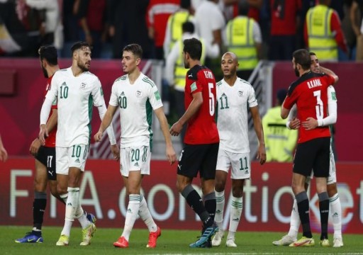 مصر تتعادل مع الجزائر وتتصدر مجموعتها في كأس العرب