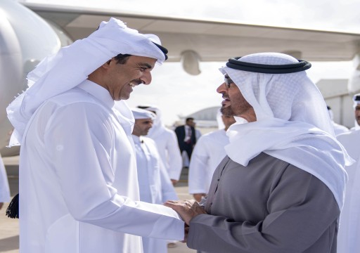 أمير قطر يصل إلى أبوظبي ورئيس الدولة في مقدمة مستقبليه