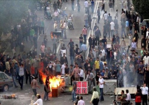 محتجون يعطلون الشوارع في طهران ويحرقون مبنى المصرف الوطني