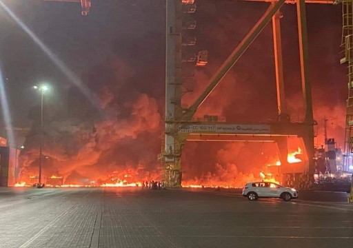 الدفاع المدني يسيطر على حريق كبير في ميناء جبل علي بدبي
