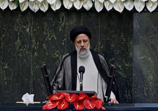 خلال أدائه اليمين الدستورية.. الرئيس الإيراني يتعهد بالسعي لرفع العقوبات عن بلاده