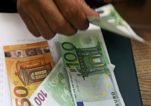 دبي.. الحكم على رجل أعمال أوروبي بتهمة نثره رزم اليورو في الشارع