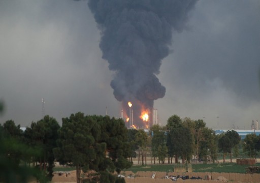 بعد ساعات من غرق سفينة عسكرية.. اندلاع حريق كبير في مصفاة للنفط جنوب طهران