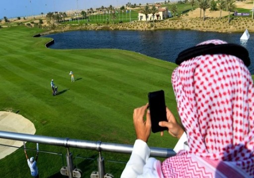 سناتور أميركي يعلن فتح تحقيق حول شراكة الغولف مع السعودية
