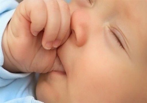 طرق سهلة لتخلص الطفل عن عادة مص "إصبعه"