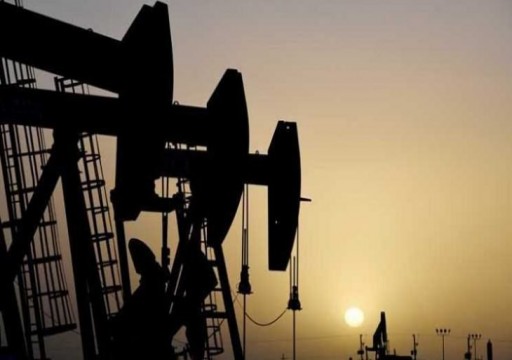 أسعار النفط تهبط لكنها على مسار تحقيق مكسب أسبوعي كبير
